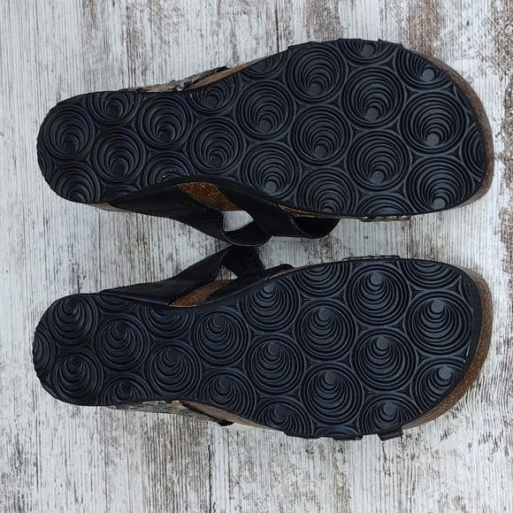 🟨Like New EuroWellness Leather & Metallic Slide Sandal - Picture 16 of 16